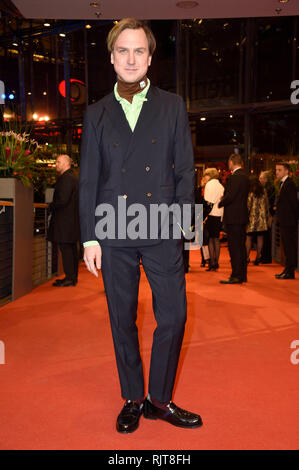 Berlin, Deutschland. 07 Feb, 2019. Lars Eidinger die Teilnahme an dem Festival Eröffnung mit dem "die Freundlichkeit von Fremden' Premiere auf der 69. Internationalen Filmfestspiele Berlin/Berlinale 2019 im Berlinale Palast am Februar 7, 2019 in Berlin, Deutschland. Credit: Geisler-Fotopress GmbH/Alamy leben Nachrichten Stockfoto