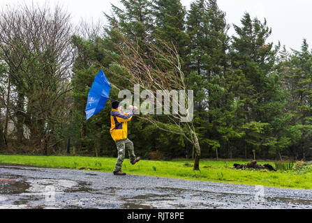 Ardara, County Donegal, Irland. 8. Februar 2019. Ein Mann kämpft mit einem Regenschirm als Sturm Erik auf dem Norden ankommt - West Coast. Credit: Richard Wayman/Alamy leben Nachrichten Stockfoto