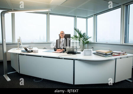 Hamburg, Deutschland. 06 Feb, 2019. Jörg Fröhlich, Attorney General in Hamburg, sitzt in seinem Büro in den neuen Räumlichkeiten des Büros des Hamburg Attorney General. Credit: Christian Charisius/dpa/Alamy leben Nachrichten Stockfoto