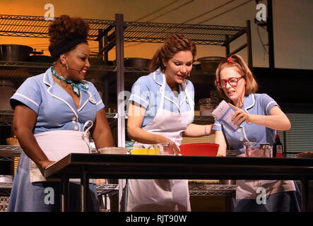 Laura Baldwin wie Dawn, Katharine McPhee als Jenna und Marisha Wallace als Becky in der Jessie Nelson Kellnerin von Diane Paulus im Adelphi Theatre Regie Stockfoto