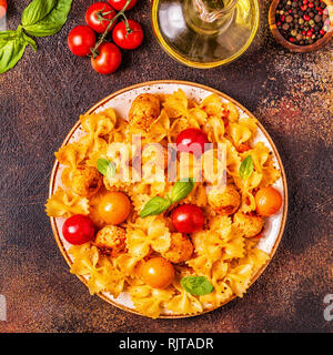 Nudeln mit Hackfleischbällchen und Tomatensauce, Ansicht von oben, kopieren. Stockfoto