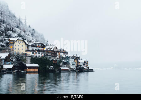 HALLSTATT, ÖSTERREICH - Dezember 2018: Blick auf die Häuser der Altstadt im Winter Schnee Sturm Stockfoto