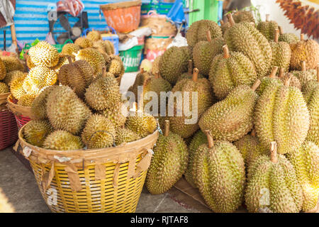 Exotische tropische Früchte Durian auf der Straße Markt/Thai Früchte: Durian, die umstrittene König von tropischen Früchten/Asien Stockfoto