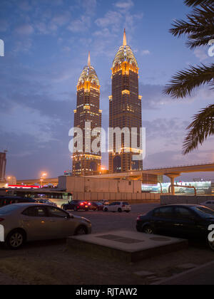 Dubai, VAE - 15. Mai 2018: Dubai moderne Architektur auf der Sheikh Zayed Road in Dubai City: Al Kazim Towers oder Business Central Twin Towers. Stockfoto