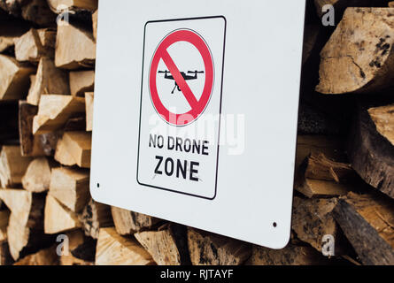 HALLSTATT, Österreich - Januar 2019: street sign Keine Drone Zone auf Stapel brennholz Hintergrund sagen. Stockfoto