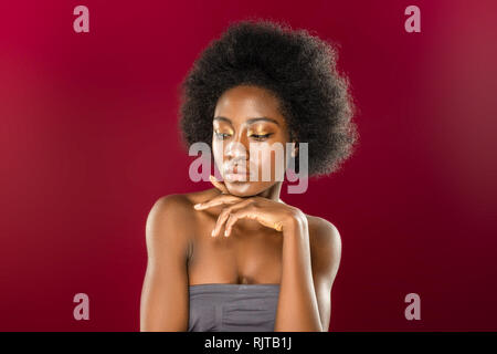 Attraktive nette junge Frau mit lockigem Haar Stockfoto