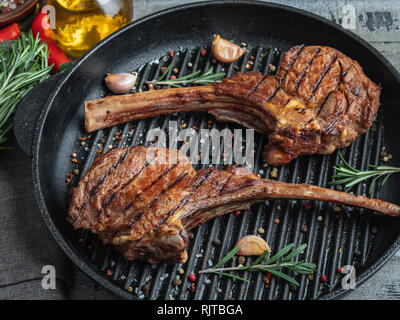 Gegrilltes Lamm Rindfleisch Rippen Kotelett auf dem Grill Pfanne, Gewürze, Koteletts Stockfoto