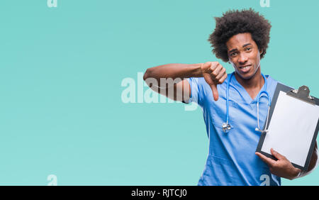 Afro-amerikanische Chirurg Arzt holding Zwischenablage Mann über isolierte Hintergrund mit Verärgerten Gesicht, negatives Vorzeichen zeigen Abneigung mit Daumen nach unten, Ablehnung Stockfoto