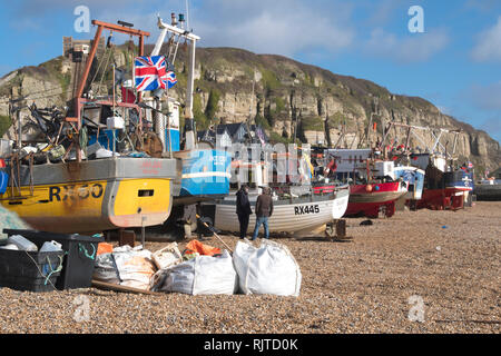 Fischerboote auf Hastings die Stadt Stade Fischer Strand, East Sussex, Großbritannien Stockfoto