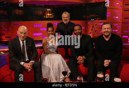 Host Graham Norton mit (sitzend von links nach rechts) Sir Patrick Stewart, Regina King, Chiwetel Ejiofor und Ricky Gervais, während der Dreharbeiten für die Graham Norton Show auf BBC Television Centre, Studioworks 6 Wood Lane, London, auf BBC One am Freitag Abend gelüftet zu werden. Stockfoto