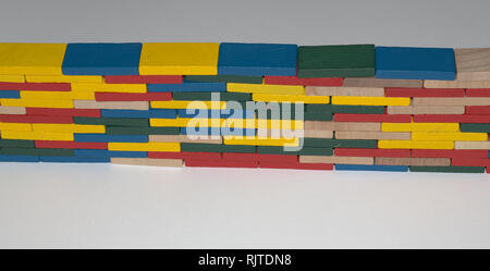 Farbe Blocks von der Ordnung ins Chaos und zurück; Verstoß gegen die Wand (front Cam, in). Stockfoto