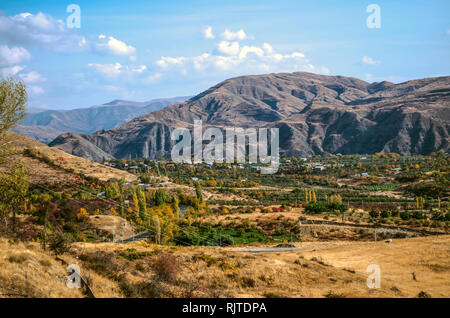 Herbst Landschaft mit vergilbten Felder und Gärten in der armenischen Dorf, hoch in den Bergen Geghama Ridge Stockfoto