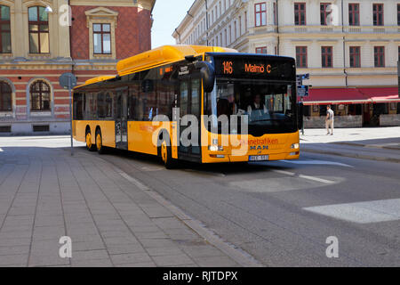 Malmö, Schweden - 27. Juni 2018: Gelb öffentliche Verkehrsmittel Bus Service für Skanetrafiken auf Zeile 146. Stockfoto