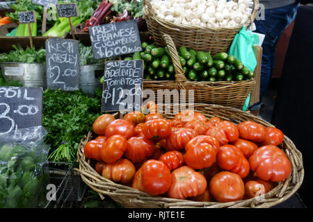 Frische Tomaten, libanesischen Gurken und anderes Gemüse im Queen Victoria Market in Melbourne Victoria Australien verkauft werden Stockfoto