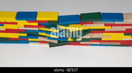 Farbe Blocks von der Ordnung ins Chaos und zurück; Verstoß gegen die Wand (front Cam, in). Stockfoto