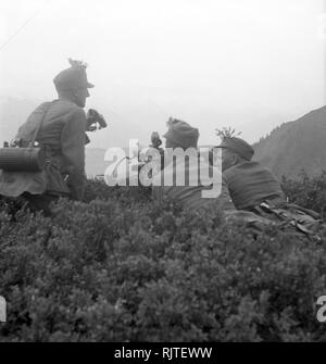 Wehrmacht Heer Gebirgsjäger Ausbildung mit Maschinengewehr MG 08 - deutsche Armee Berg Truppen Training mit Maschinengewehr MG 08. Stockfoto