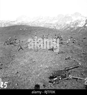 Wehrmacht Heer Gebirgsjäger Ausbildung mit Maschinengewehr MG 08 - deutsche Armee Berg Truppen Training mit Maschinengewehr MG 08. Stockfoto