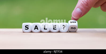 Zum Verkauf? Hand einen Würfel und Änderungen das Wort 'Nein' auf 'Ja' Stockfoto