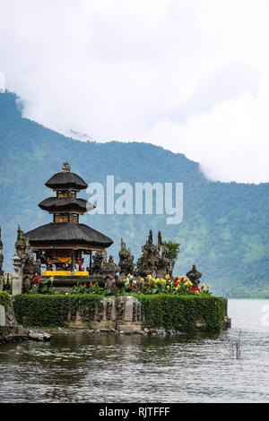 BALI, Indonesien - November 23, 2013: Pura Ulun Danu Bratan, Hindu Tempel auf Bratan See in Bali, Indonesien. Stockfoto