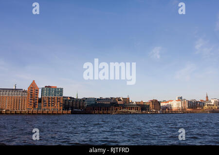 Blick über die Elbe auf die alte Stadt Lagerhäuser im Hafen von Hamburg, St. Pauli Fischmarkt, Hamburg, Deutschland, Europa Stockfoto