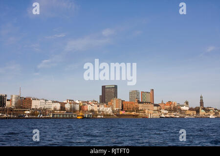 Blick über die Elbe auf die Landungsbrücken, Hafen Hamburg, Hamburg, Deutschland, Europa Stockfoto