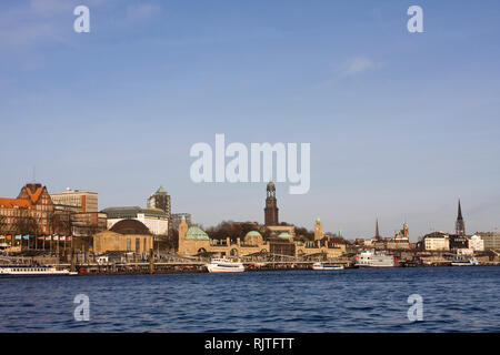 Blick über die Elbe auf die Landungsbrücken, Hafen Hamburg, Hamburg, Deutschland, Europa Stockfoto