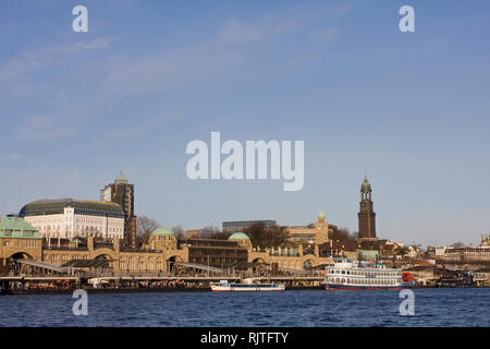 Blick über die Elbe auf die Landungsbrücken, Hafen Hamburg, Hamburg, Deutschland, Europa Stockfoto