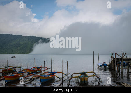 BALI, Indonesien - November 23, 2013: Balinesische Dragonfly Boote in der Nähe von Pura Ulun Danu Bratan, Hindu Tempel auf Bratan See in Bali, Indonesien. Stockfoto