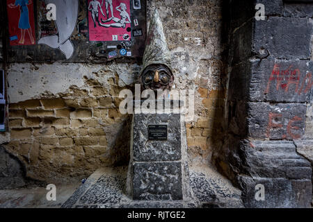 Traditionelle Maske mit Gesicht von Pulcinella in der paccanapoli Straßen in der Altstadt von Neapel, Italien Stockfoto