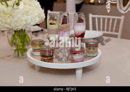 Hochzeit catering Essen, Kuchen in der Champagne Gläser schön dekoriert Stockfoto
