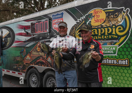 Crappie Fishing Turnier wiegen - in der Ed Stone Park Bootsrampe in Volusia County, Florida Stockfoto