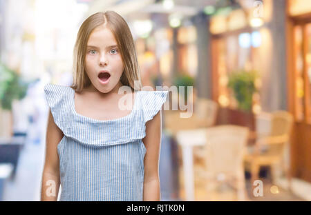 Junge schöne Mädchen über isolierte Hintergrund Angst und mit Erstaunen Ausdruck, Angst und aufgeregt Gesicht schockiert. Stockfoto