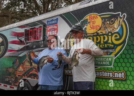 Crappie Fishing Turnier wiegen - in der Ed Stone Park Bootsrampe in Volusia County, Florida Stockfoto