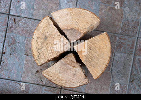 Vier Holz auf Weiß. Der Hintergrund ist Steinplatten. Stockfoto
