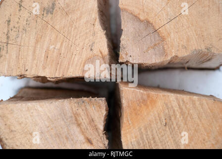 Vier Holz auf Weiß. Der Hintergrund ist Schnee. Stockfoto