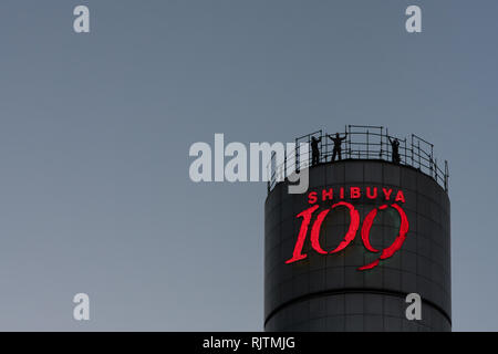 Arbeiter in Silhouette auf dem ikonischen Shibuya 109 Turm in Shibuya, Tokio, Japan. Stockfoto