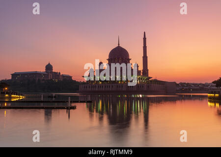 Putra-moschee bei Sonnenaufgang in Putrajaya, Malaysia Stockfoto