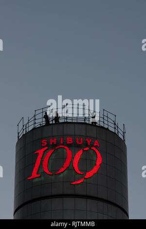 Arbeiter in Silhouette auf dem ikonischen Shibuya 109 Turm in Shibuya, Tokio, Japan. Stockfoto