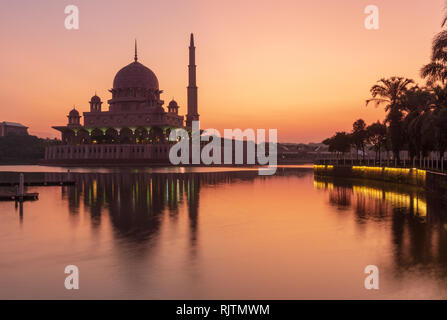 Putra-moschee bei Sonnenaufgang in Putrajaya, Malaysia Stockfoto