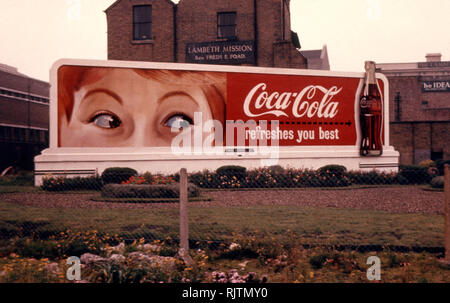 Classic und vintage Coca Cola Plakatwand in London, England Stockfoto