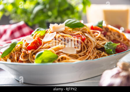 Italienische Pasta Spaghetti Bolognese in Weiß Schüssel mit Tomaten Parmesan und Basilikum Stockfoto