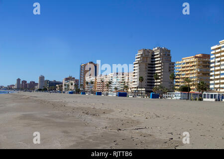 Los Boliches, Spanien. Der Strand in Los Boliches in Richtung Fuengirola mit Ferienwohnungen im Hintergrund. Stockfoto