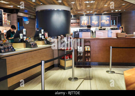 HONG KONG - 26. JANUAR 2016: Einrichtung von Starbucks Cafe. Starbucks Corporation ist eine US-amerikanische Firma global Kaffee und Kaffeehaus Kette in Se Stockfoto