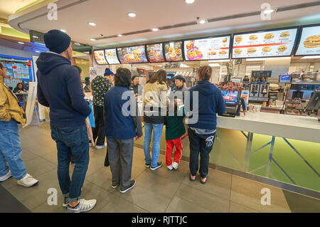 Hongkong - Januar 27, 2016: die Menschen Schlange an einem McDonalds's in Hongkong. McDonald's ist eine US-amerikanische Hamburger und Fast Food Restaurant kette. Stockfoto