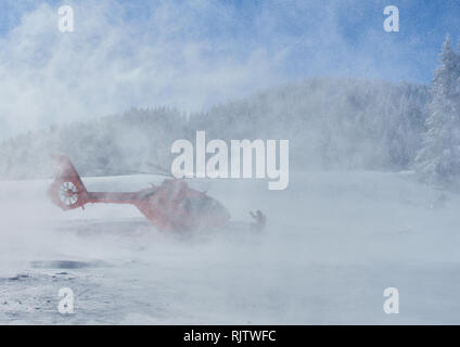 Ein Rettungshubschrauber landete am Alpspitz nach einem Ski Tourer durch eine Lawine auf dem Berg Alpspitz in Nesselwang, Allgäu, Bayern, Ger abgedeckt sind Stockfoto