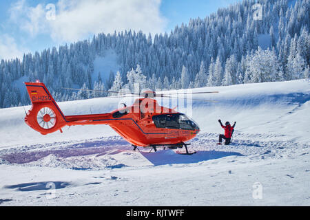 Ein Rettungshubschrauber landete am Alpspitz nach einem Ski Tourer durch eine Lawine auf dem Berg Alpspitz in Nesselwang, Allgäu, Bayern, Ger abgedeckt sind Stockfoto