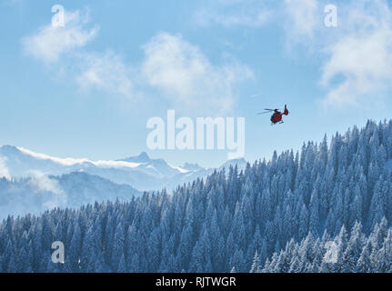 Ein Rettungshubschrauber landete am Alpspitz nach einem Ski Tourer durch eine Lawine auf dem Berg Alpspitz in Nesselwang, Allgäu, Bayern, Ger abgedeckt sind Stockfoto