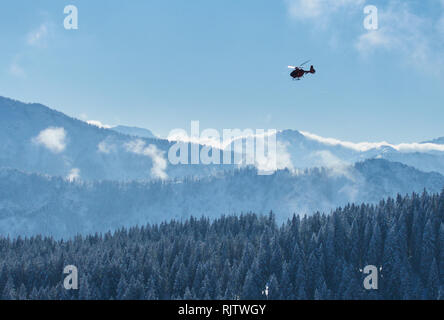 Ein Rettungshubschrauber landete am Alpspitz nach einem Ski Tourer durch eine Lawine auf dem Berg Alpspitz in Nesselwang, Allgäu, Bayern, Ger abgedeckt sind Stockfoto