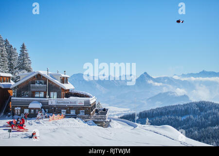 Ein Rettungshubschrauber landete am Alpspitz nach einem Ski Tourer durch eine Lawine auf dem Berg Alpspitz mit Sportheim Böck 44 in Nesselwang abgedeckt sind Stockfoto