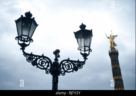 Die Siegessäule und Straßenlaterne in Tiergarten, Berlin, Deutschland Stockfoto